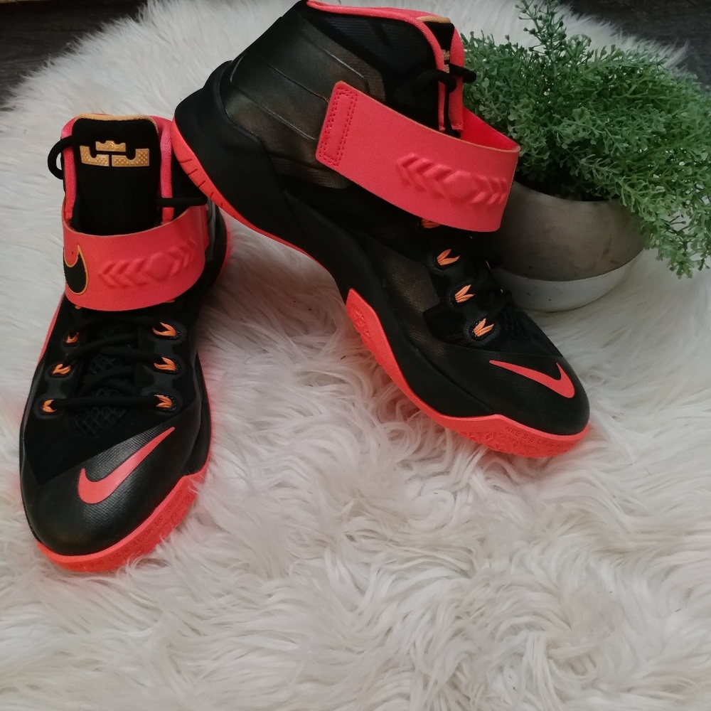 Nike Youth Lebron James Sneakers - Picture 1 of 8